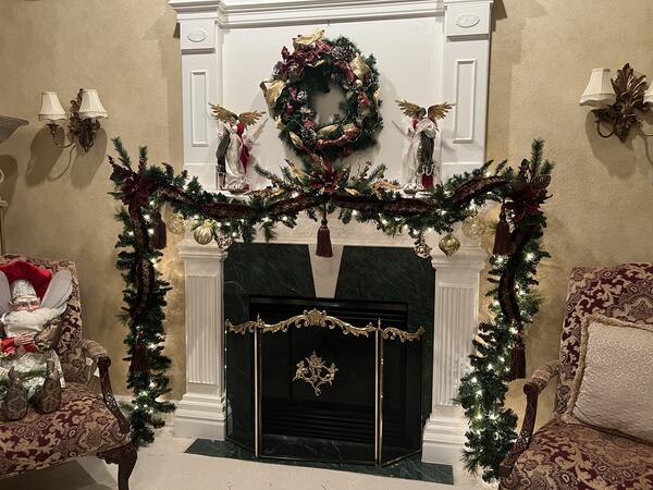 Elegant Wreath & Garland — Traditional